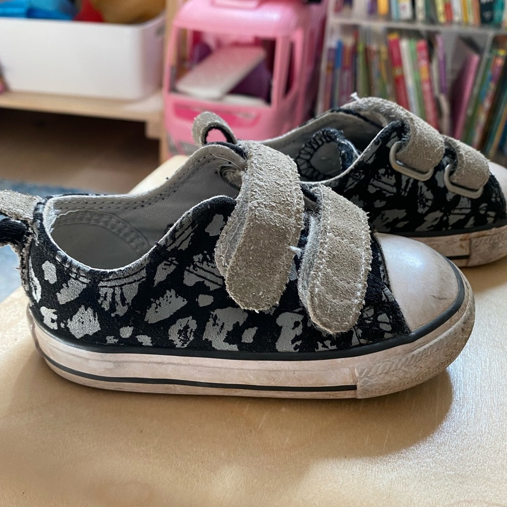 Converse suede black and silver leopard sneaker